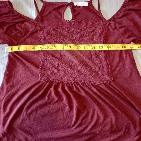 NWOT Coco Jaimeson Sm Hem Detail Lace Inset Cold Shoulder Short Sleeve T… - Picture 5 of 7